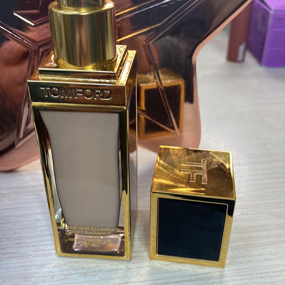 Tom Ford Shade And Illuminate Soft Radiance Foundation (7.5  Tom Ford Shade and Illuminate Foundation
